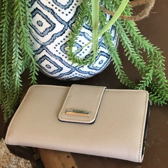 Kenneth Cole Ladies Wallet; neutral sand color perfect for summer! - Picture 5 of 7